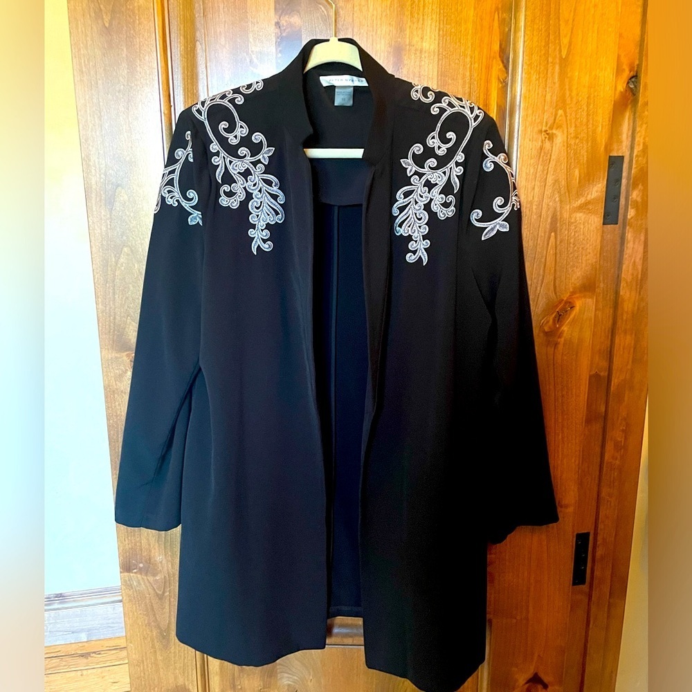 Peter Nygard embroidered jacket. Size 16 Black